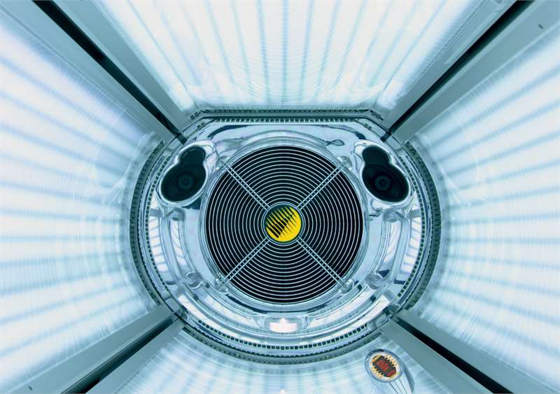 Солариум megaSun Tower pureEnergy T200 е с музикална система, вграден MP3 плеър, автоматичен контрол на звука, музикална вибрация