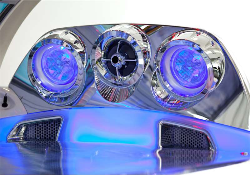 Солариум megaSun 6900 alpha deluxe intelliSun е серийно оборудван с музикална система, вграден MP3 плеър, автоматичен контрол на звука, музикална вибрация