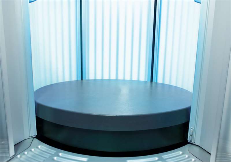 В солариум Luxura V10 50 SLI High Intensive специален подов асансьор извежда до перфектната височина за да се осигури оптимални резултати за тен
