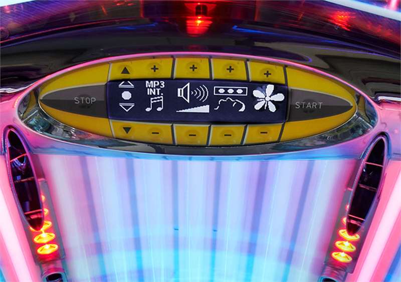 Солариум megaSun 7900 Alpha Deluxe е с музикална система, вграден MP3 плеър, автоматичен контрол на звука, музикална вибрация