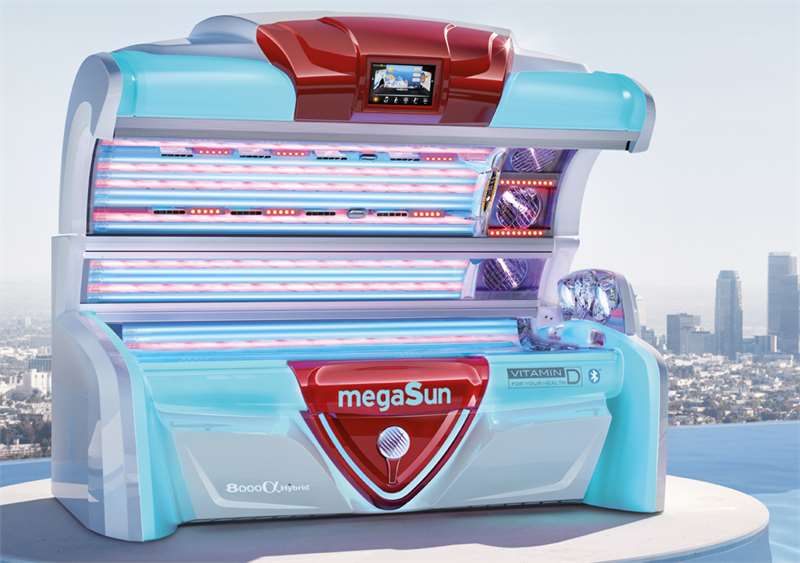 Солариум megaSun 8000 Alpha Deluxe Hybrid е с музикална система, вграден MP3 плеър, автоматичен контрол на звука, музикална вибрация