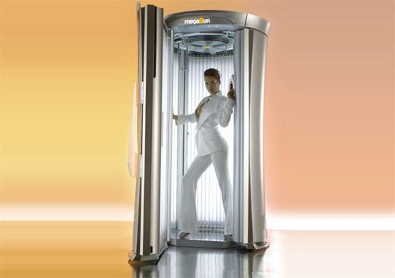 Солариум megaSun T200 е с уникален дизайн: светещ 3D огледален преден елемент, елегантно сребристо тяло от висококачествен алуминий и гланц