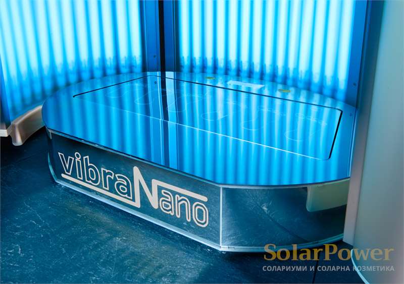 Солариум megaSun Tower space 2000 се предлага като опция с виброплатформа, за индивидуални фитнес упражнения по време на соларните процедури