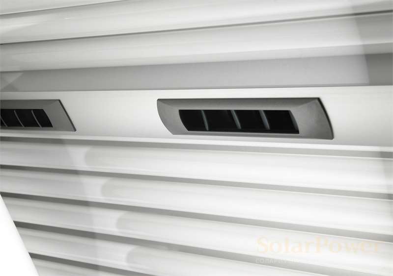 Солариум Luxura X10 множество дюзи по цялата дължина на капака осигуряват комфортно охлаждане на тялото и лицето