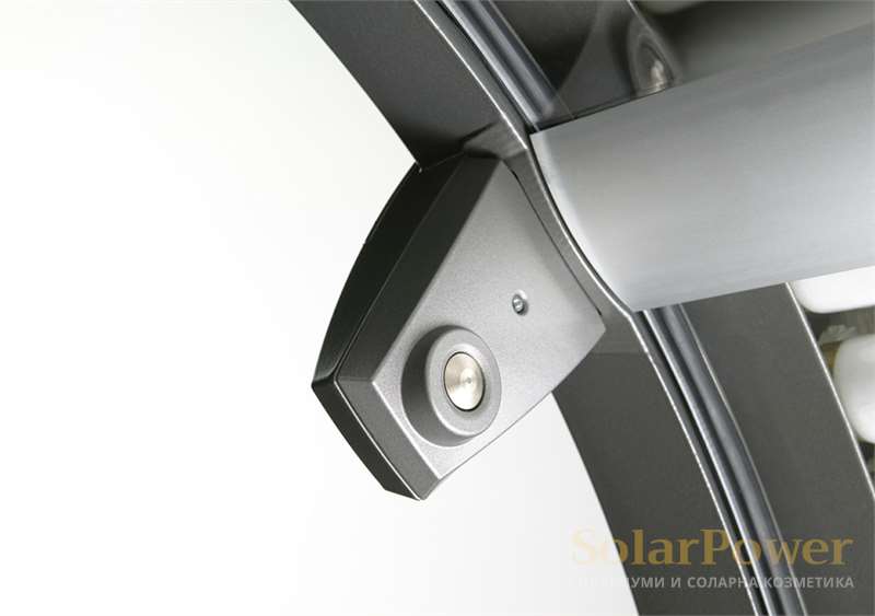 В солариум Luxura X10 с помоща на функцията Aqua Qsens, на определени интервали тялото се напръсква със свежа, деликатна водна мъгла.