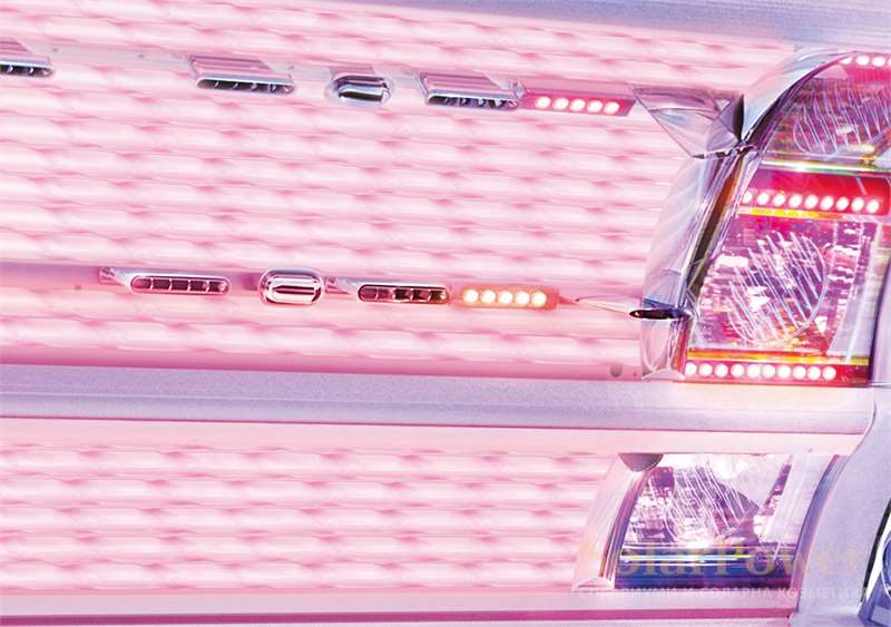 Солариум megaSun 7000 Alpha smartSun е оборудван изцяло с колатенови лампи за тяло, излъчващи едновременно УВ светлина за тен и Червена светлина за красота