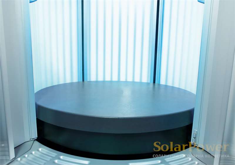 В солариум Luxura V10 50 SLI High Intensive специален подов асансьор извежда до перфектната височина за да се осигури оптимални резултати за тен