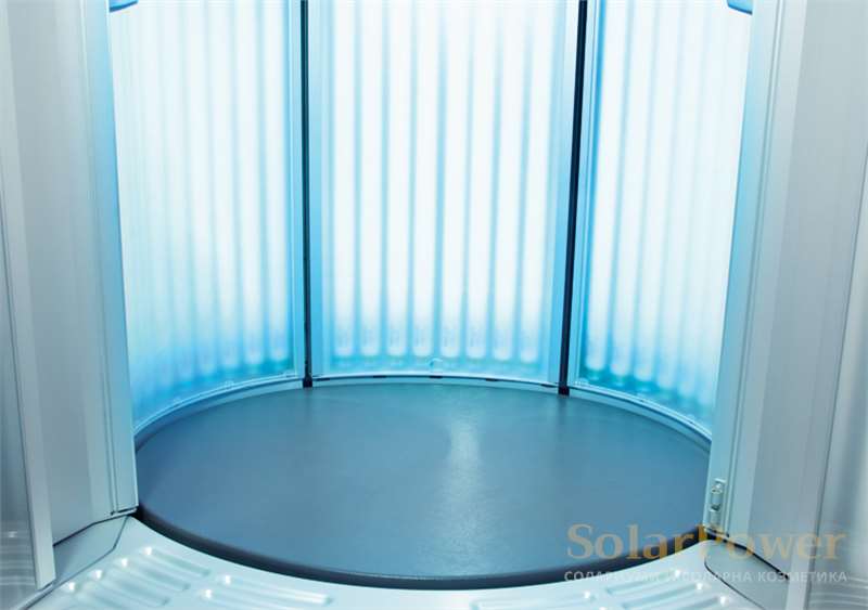 Солариум Luxura V10 50 SLI High Intensive е със специална основа против приплъзване за безопасност и удобство