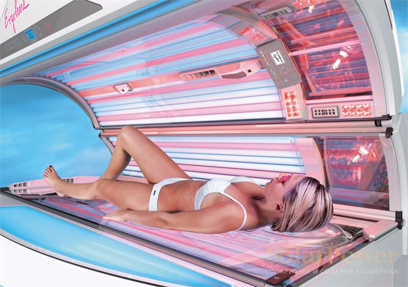 Солариум Ergoline Prestige 1600 Hybrid Performance има ергономично легло с интегрирани в него възглавница, подлакътници и удобни извивки за краката