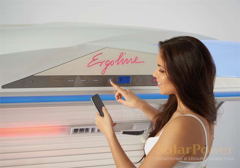 Солариум Ergoline Prestige 1600 Hybrid Performance е с външен контролен център за управление на всички настройки за комфорт преди всяка соларна процедура