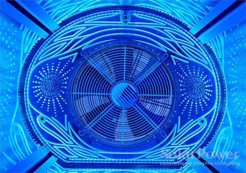 megaSun Tower pureEnergy 5.0 е с прозрачен акрилен таван с графични орнаменти, който осветяват по неповторим начин вътрешността на солариума